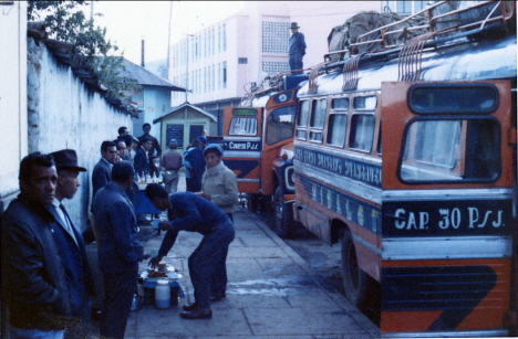 Ed längst bort bland väntande passagerare, Busstationen, Huancayo (1969)