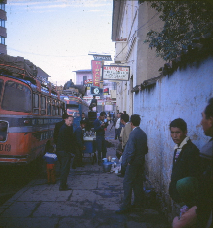Ed tog samma passagerare från sitt håll, Busstationen, Huancayo (1969)