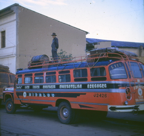 Här lyfts tungt gods upp på taket på vår buss, Busstationen, Huancayo (1969)